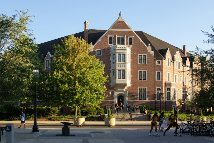 Students walking through a US university campus