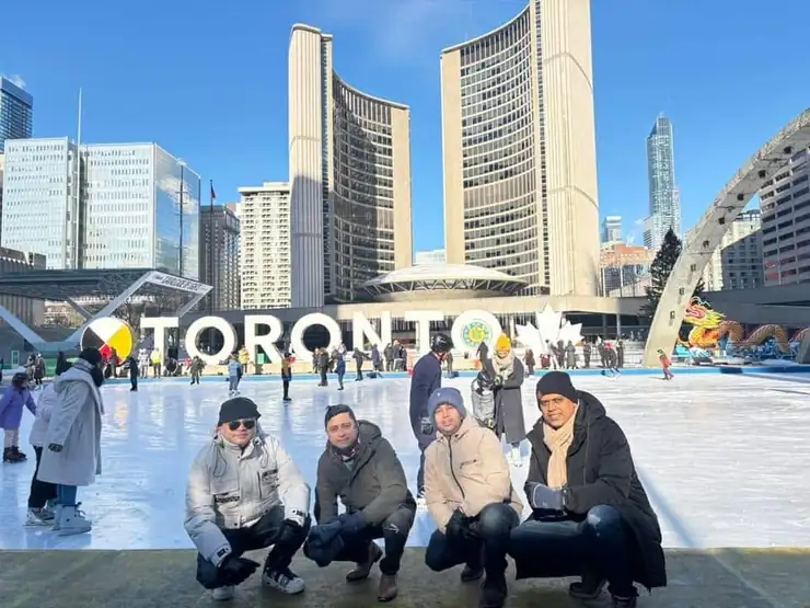 Nathan Phillips Square, Toronto, Ontario